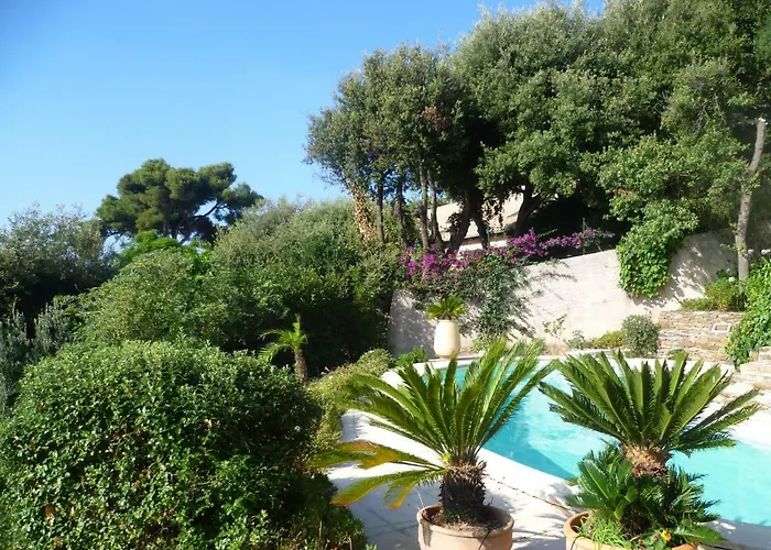 Du Bau Rouge Villa